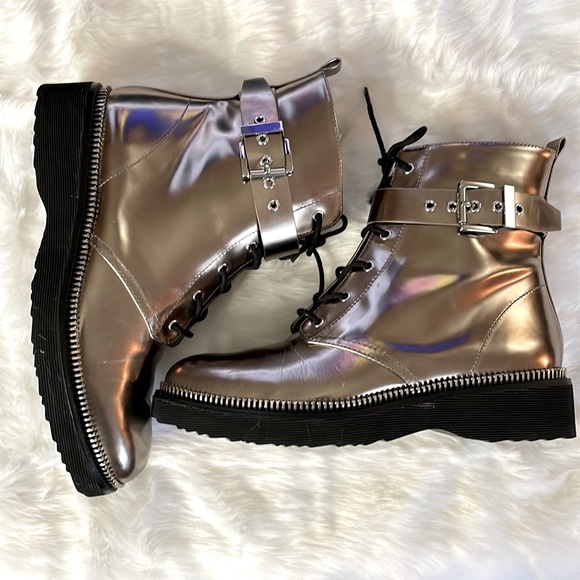 Michael Michael Kors Silver Metallic Boots. - Picture 4 of 11